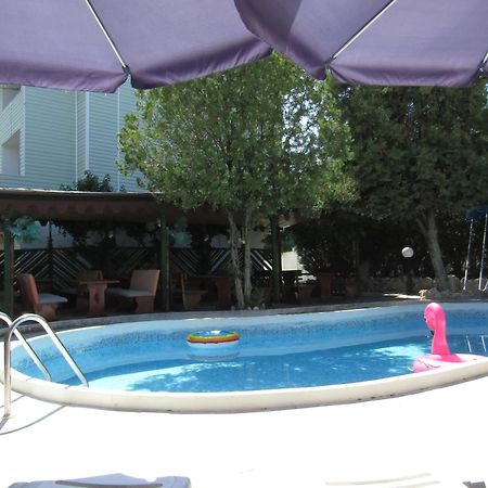 Hostel Papagal Varna Buitenkant foto