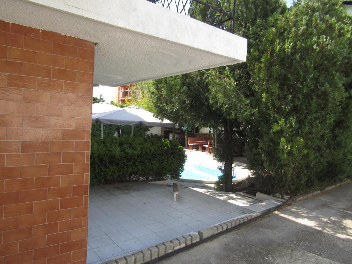 Hostel Papagal Varna Buitenkant foto