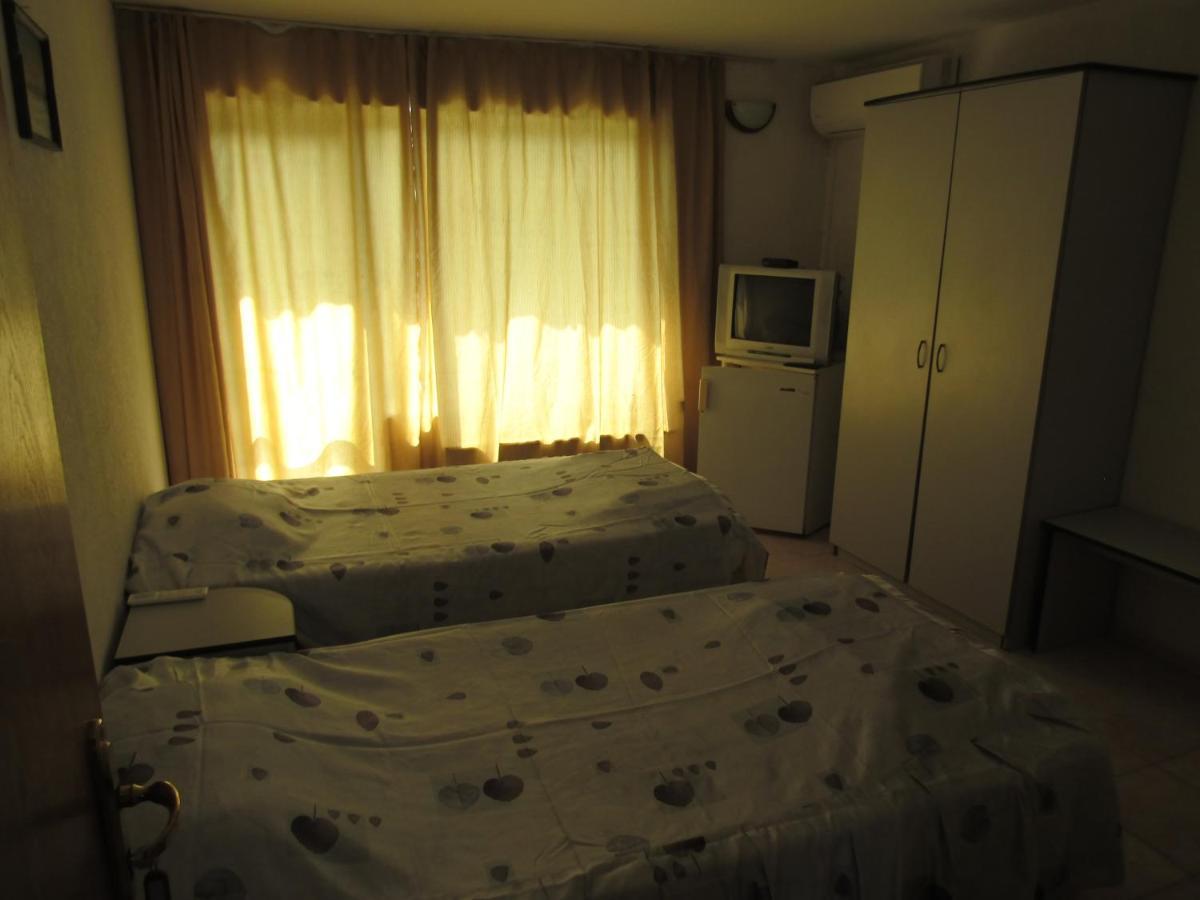 Hostel Papagal Varna Buitenkant foto