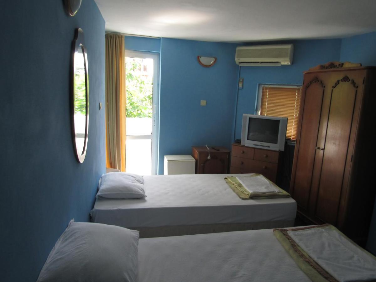 Hostel Papagal Varna Buitenkant foto