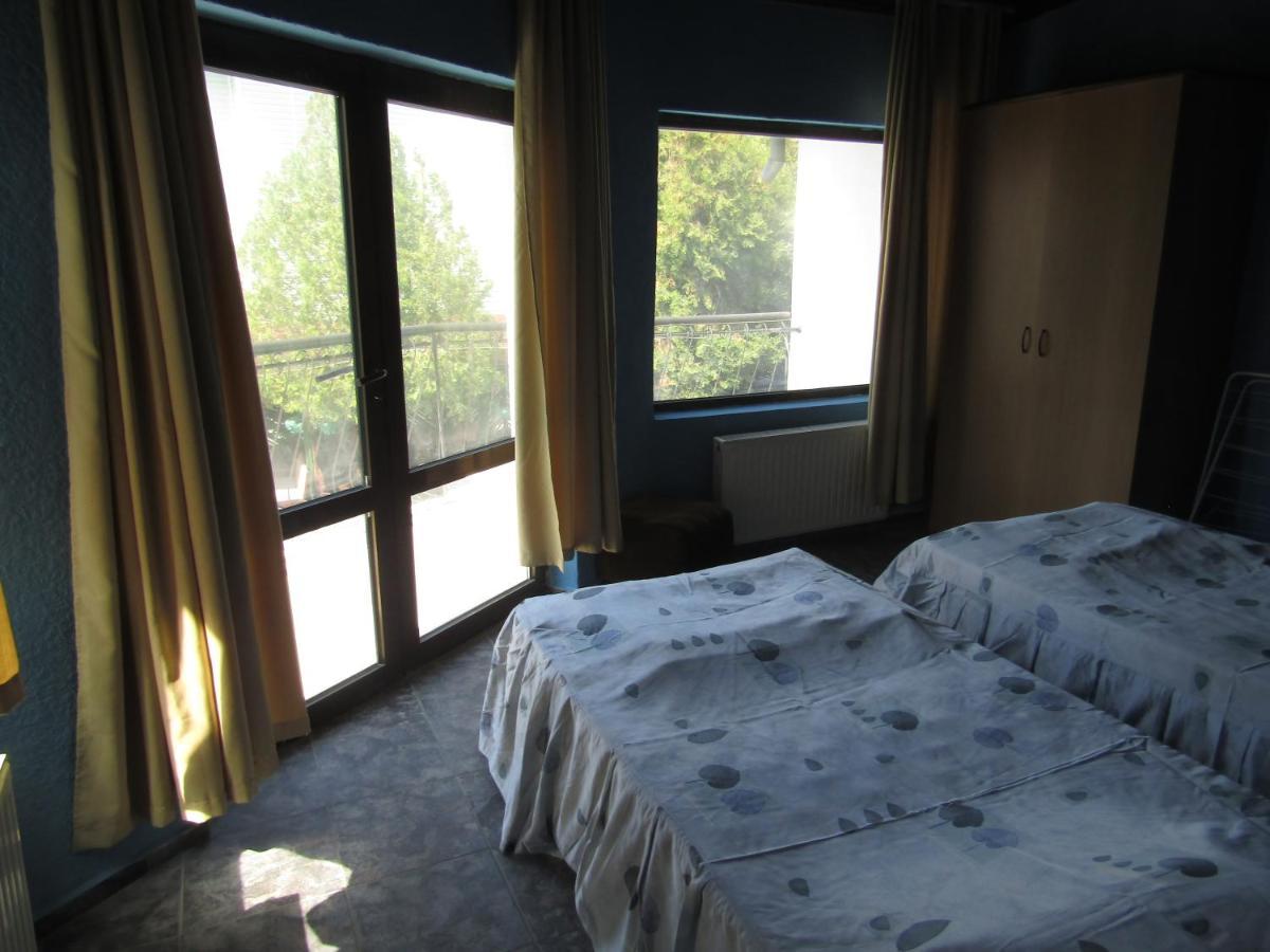 Hostel Papagal Varna Buitenkant foto