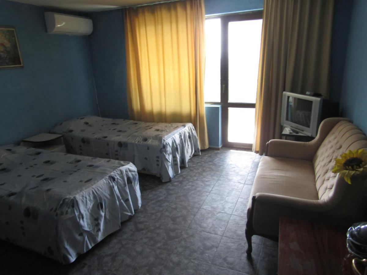Hostel Papagal Varna Buitenkant foto