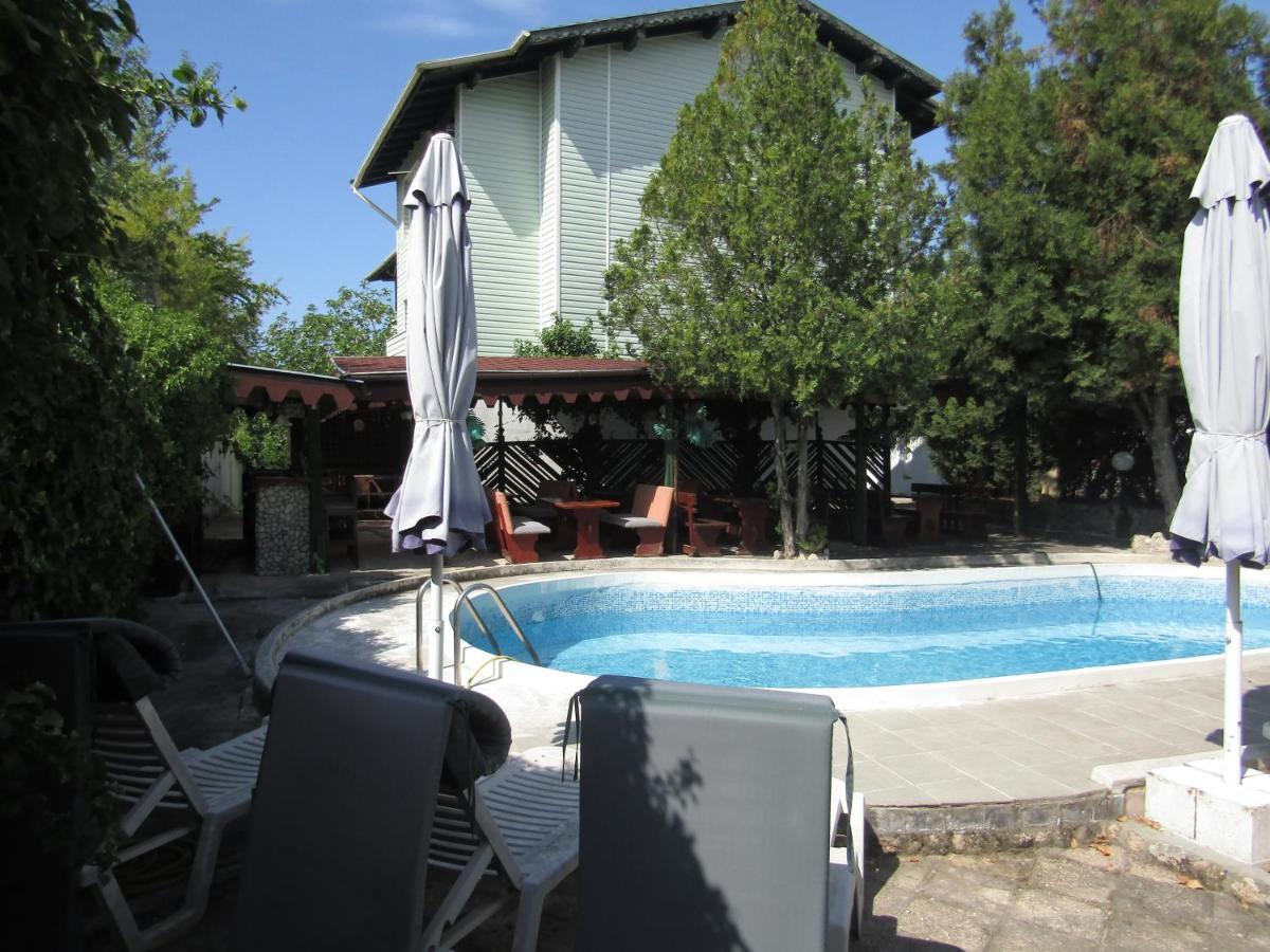 Hostel Papagal Varna Buitenkant foto