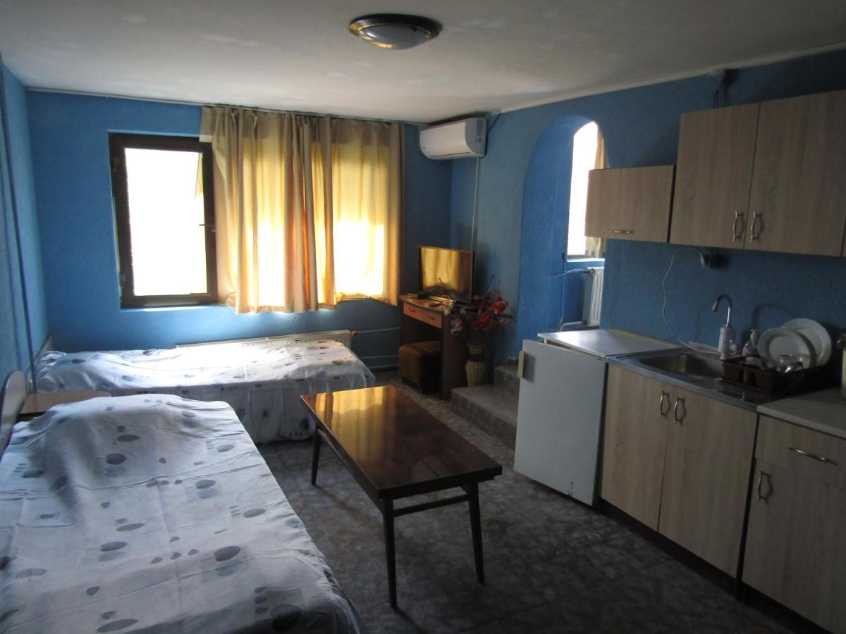 Hostel Papagal Varna Buitenkant foto
