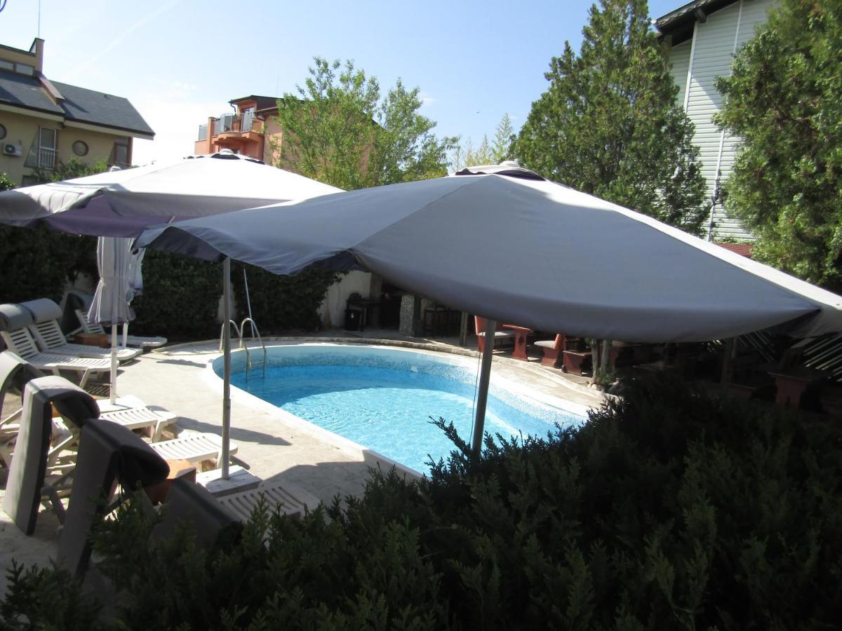 Hostel Papagal Varna Buitenkant foto