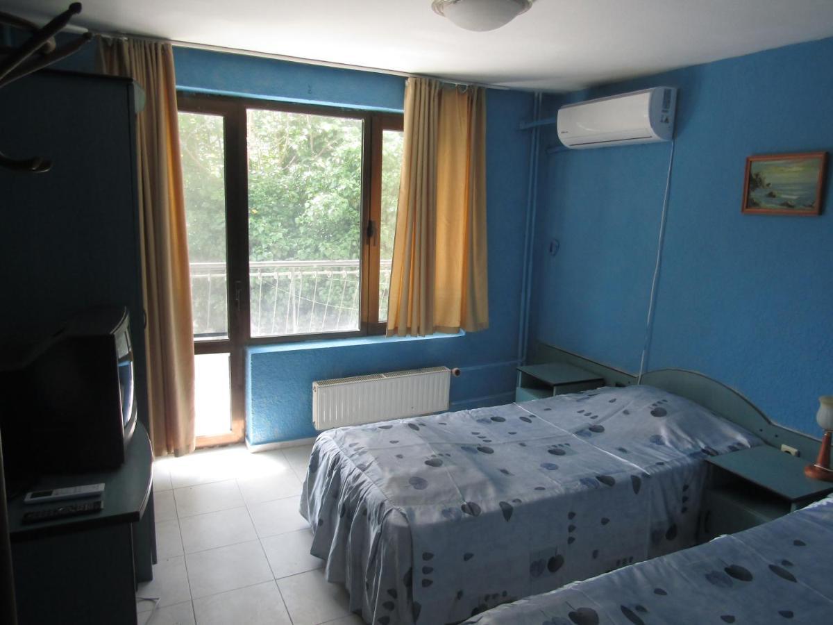 Hostel Papagal Varna Buitenkant foto