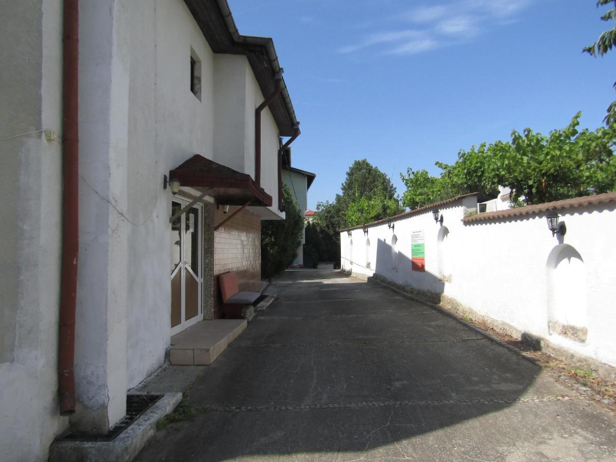 Hostel Papagal Varna Buitenkant foto