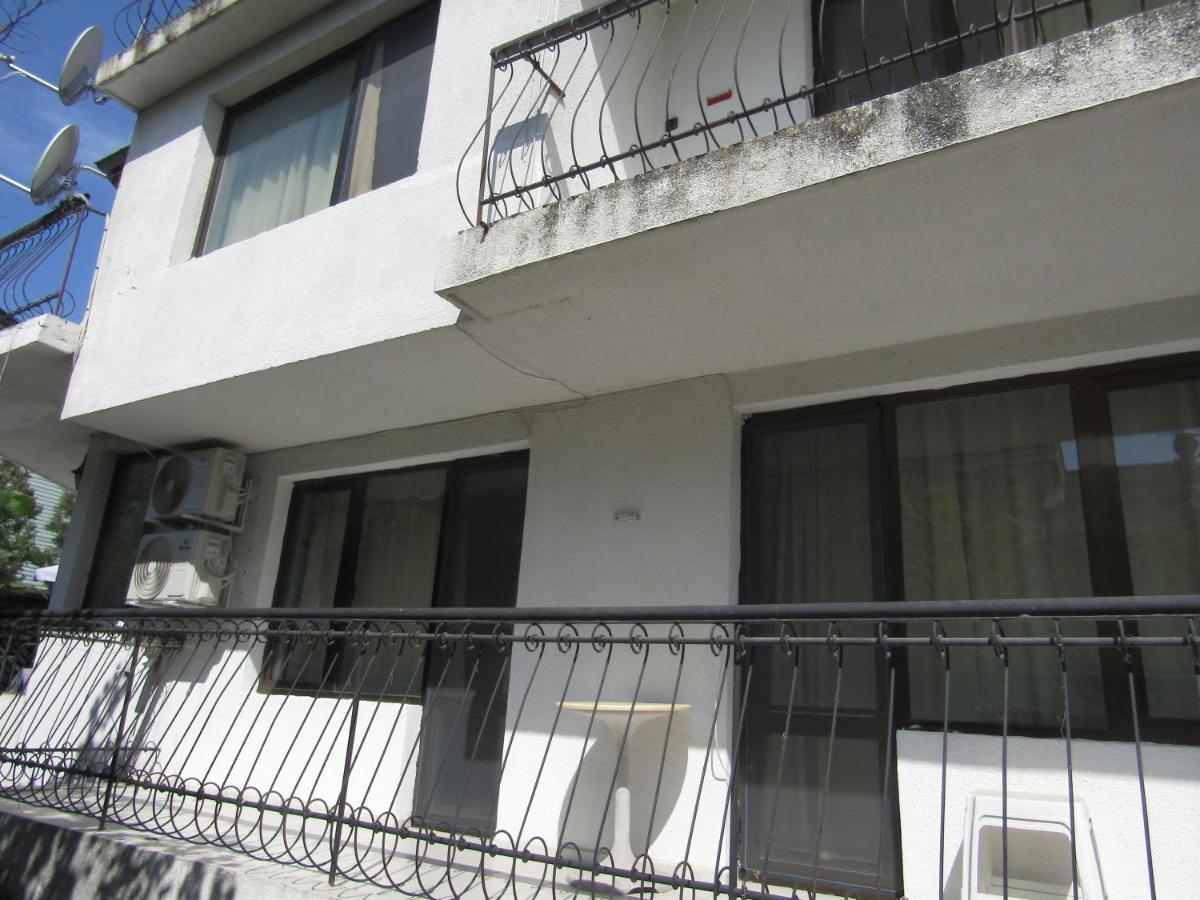 Hostel Papagal Varna Buitenkant foto