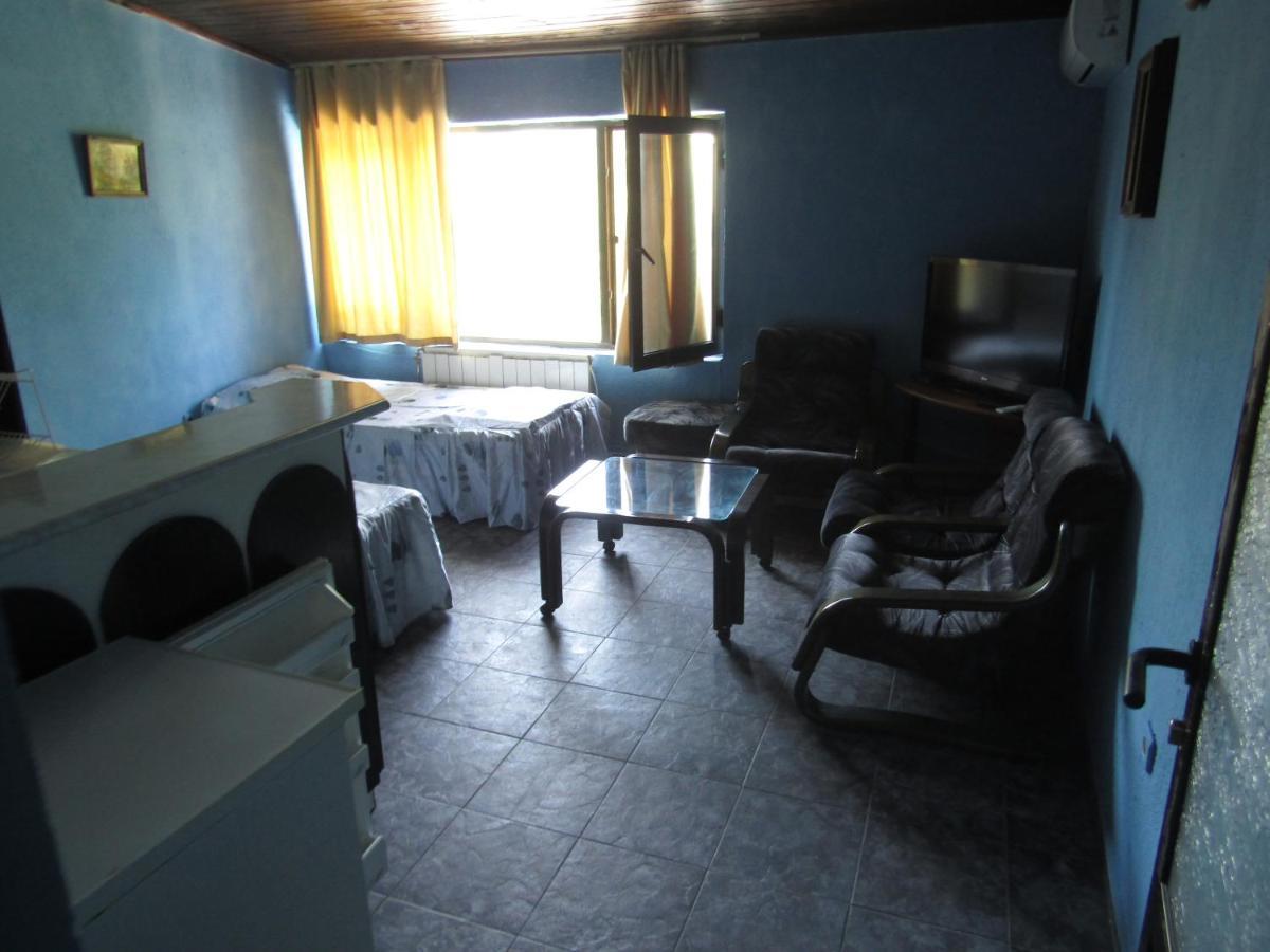 Hostel Papagal Varna Buitenkant foto