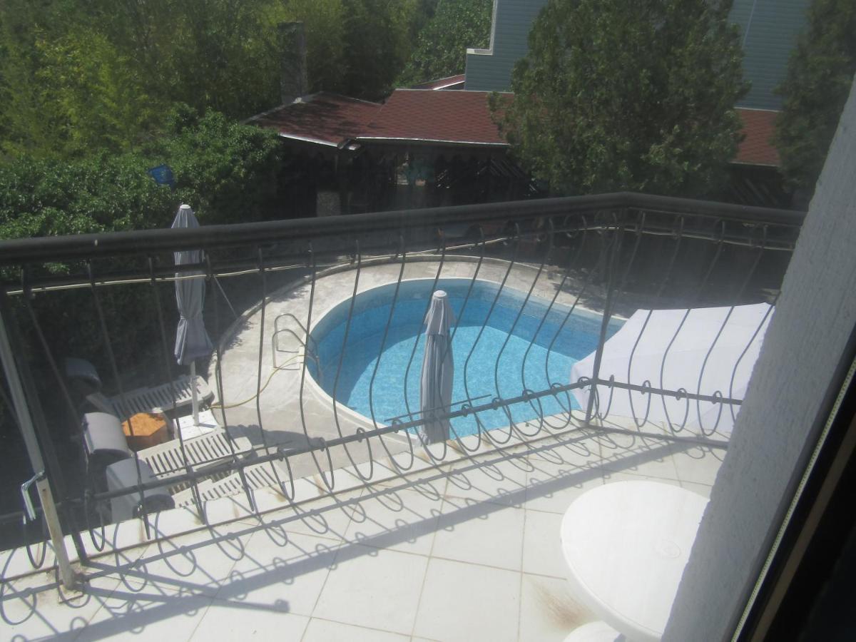 Hostel Papagal Varna Buitenkant foto