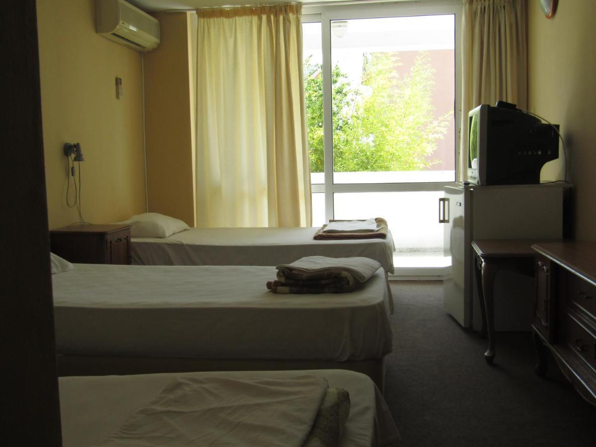 Hostel Papagal Varna Buitenkant foto