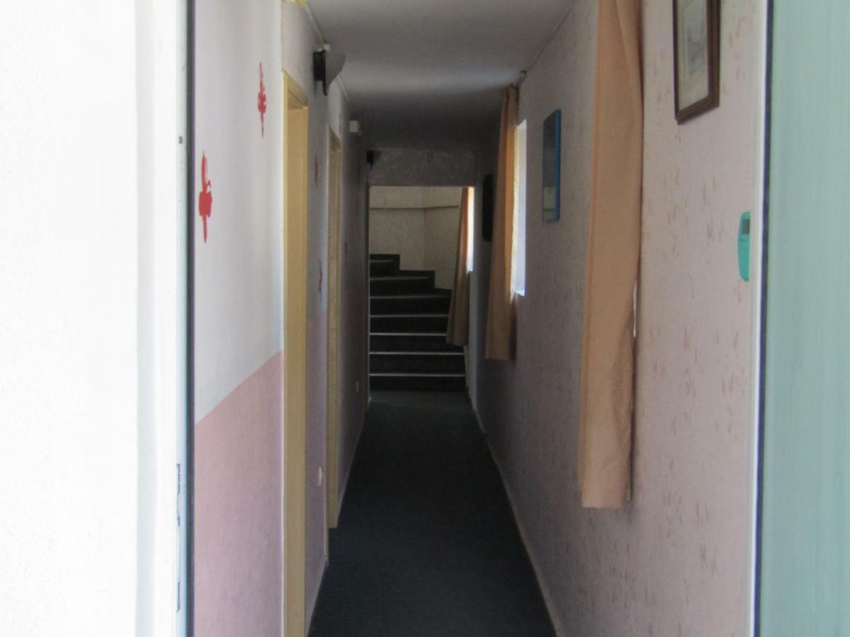 Hostel Papagal Varna Buitenkant foto
