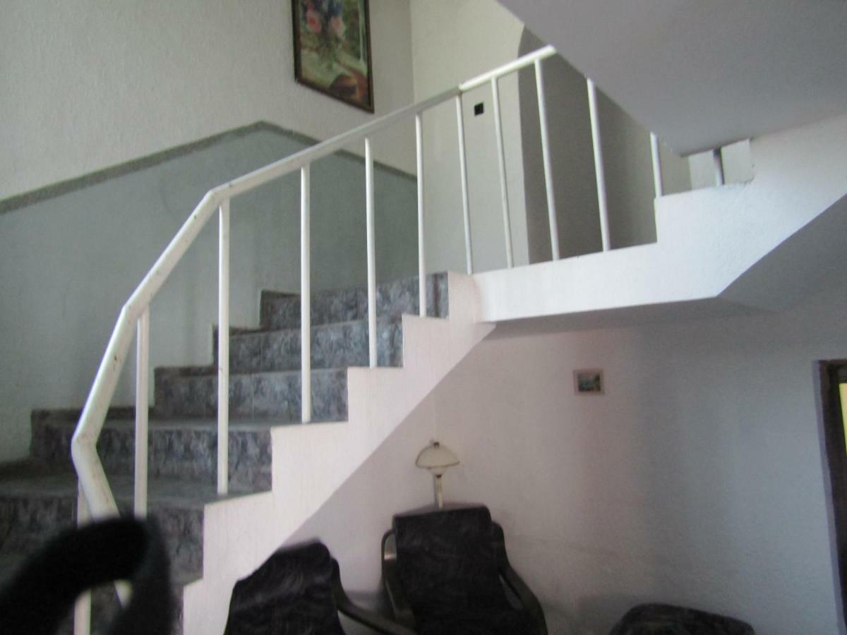 Hostel Papagal Varna Buitenkant foto