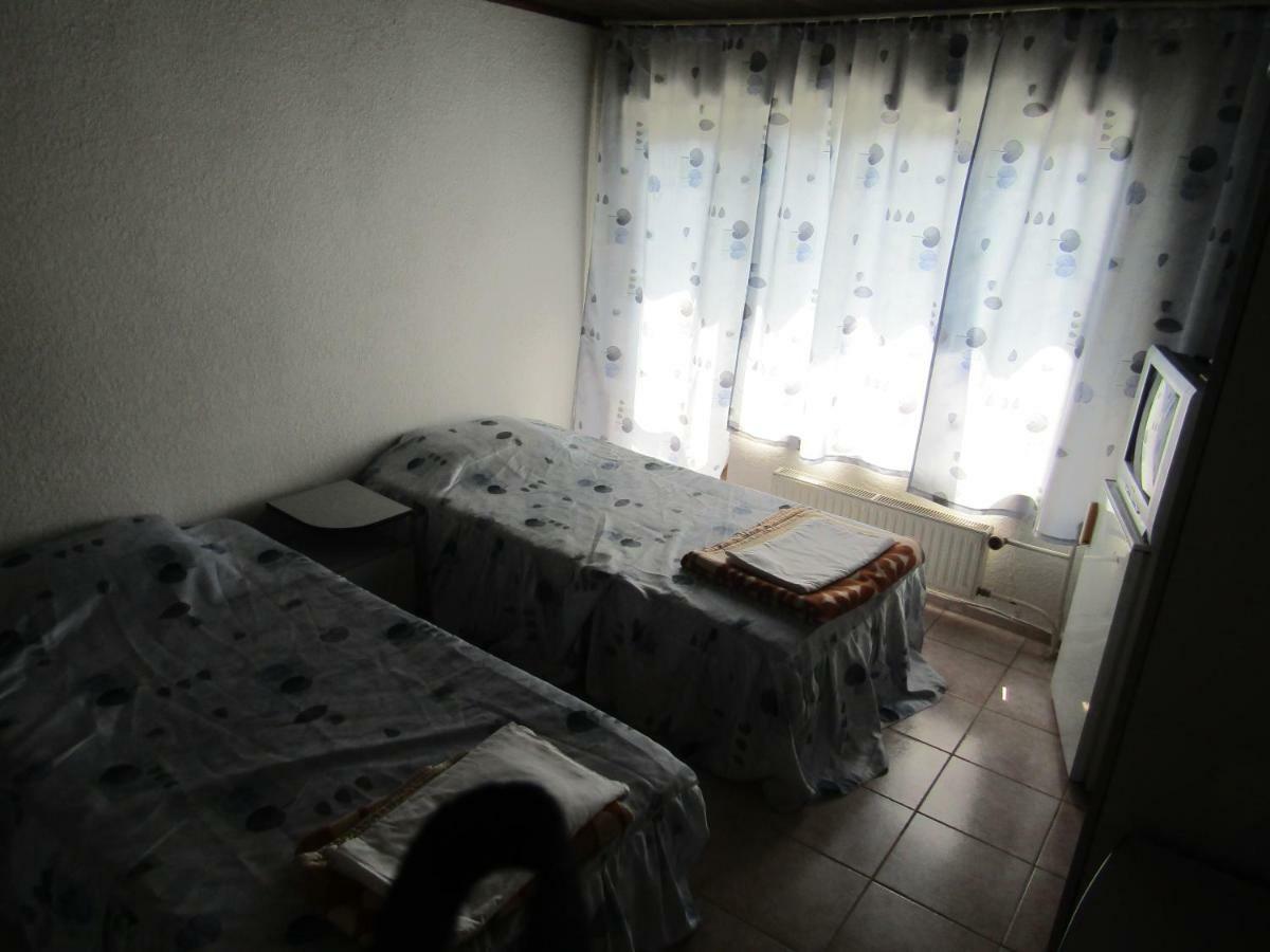 Hostel Papagal Varna Buitenkant foto
