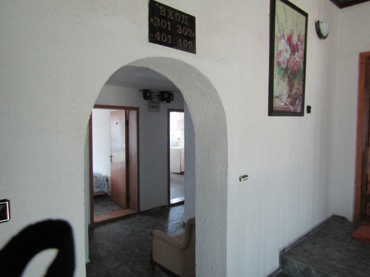Hostel Papagal Varna Buitenkant foto