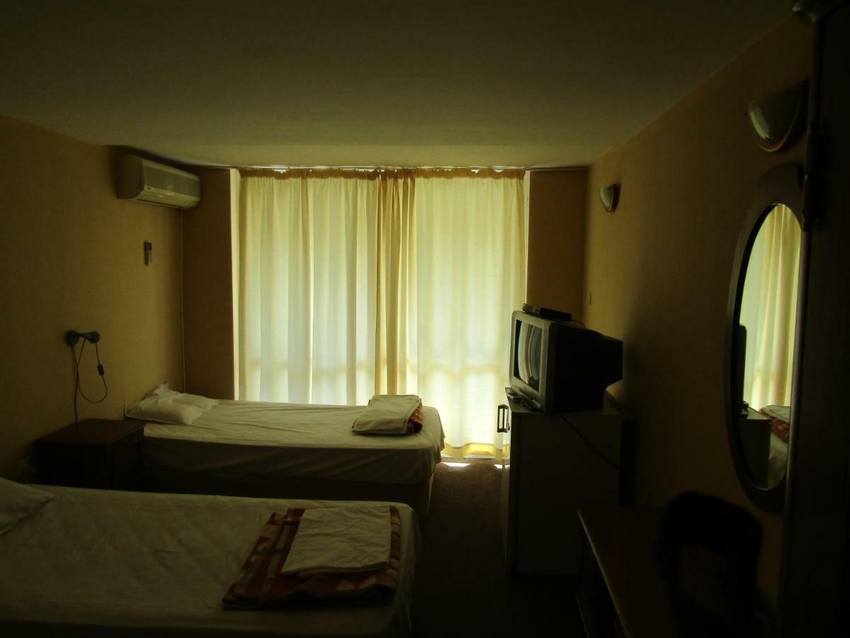 Hostel Papagal Varna Buitenkant foto