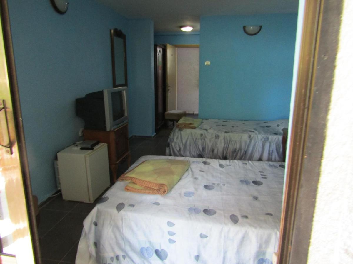 Hostel Papagal Varna Buitenkant foto